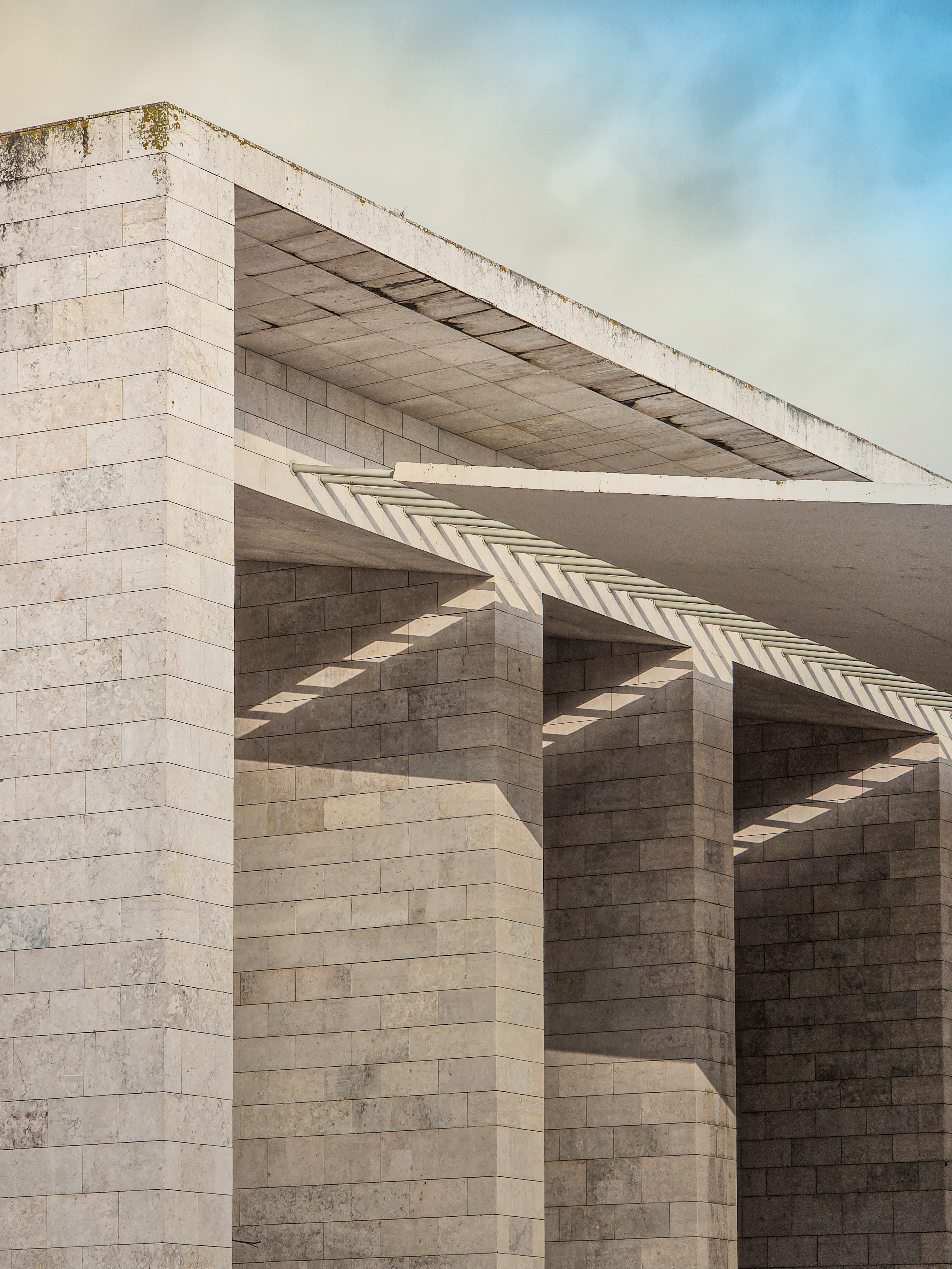 06b mihai-moga trecere-si-portal 2 Ecou de lumină frântă - Mihai Moga