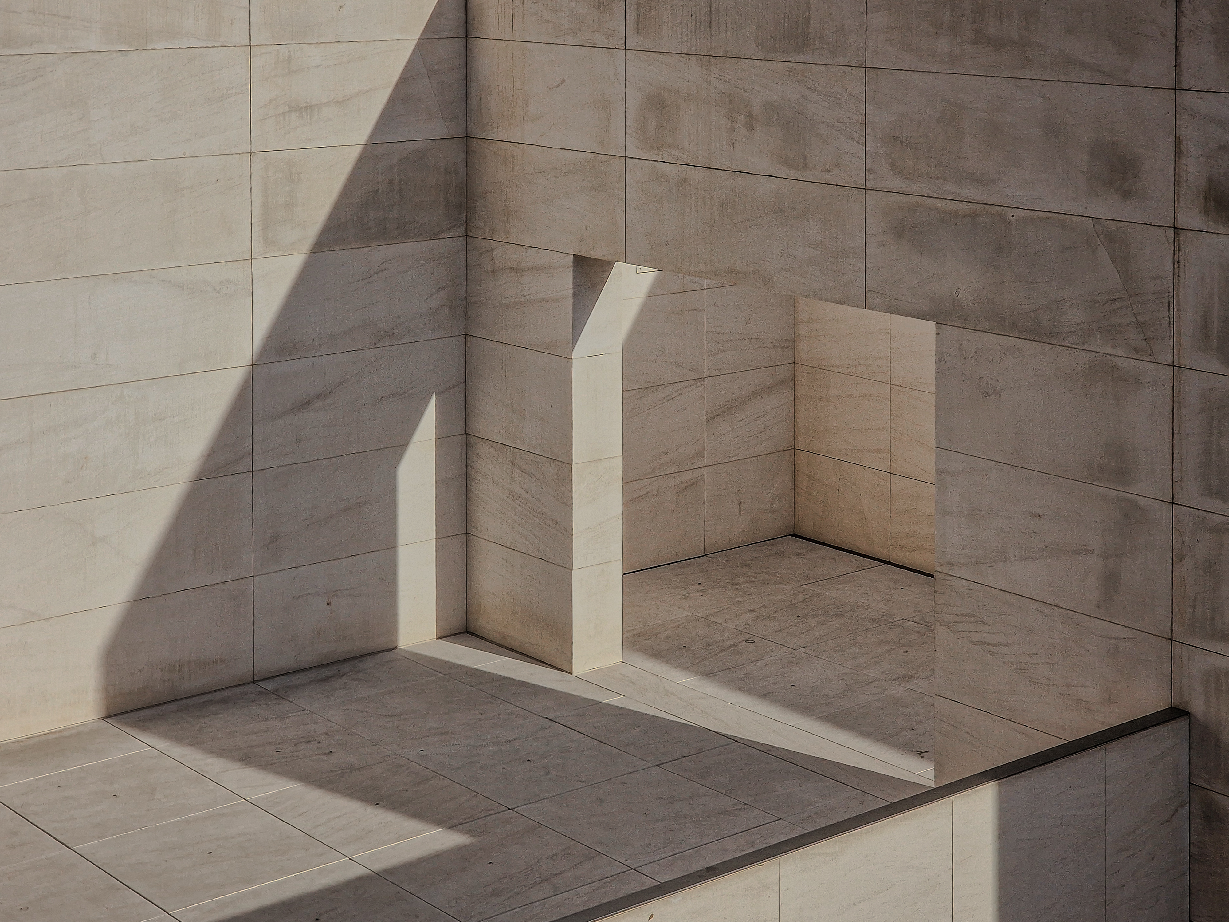 06c mihai-moga trecere-si-portal 3 Scenografie a umbrelor minerale - Mihai Moga