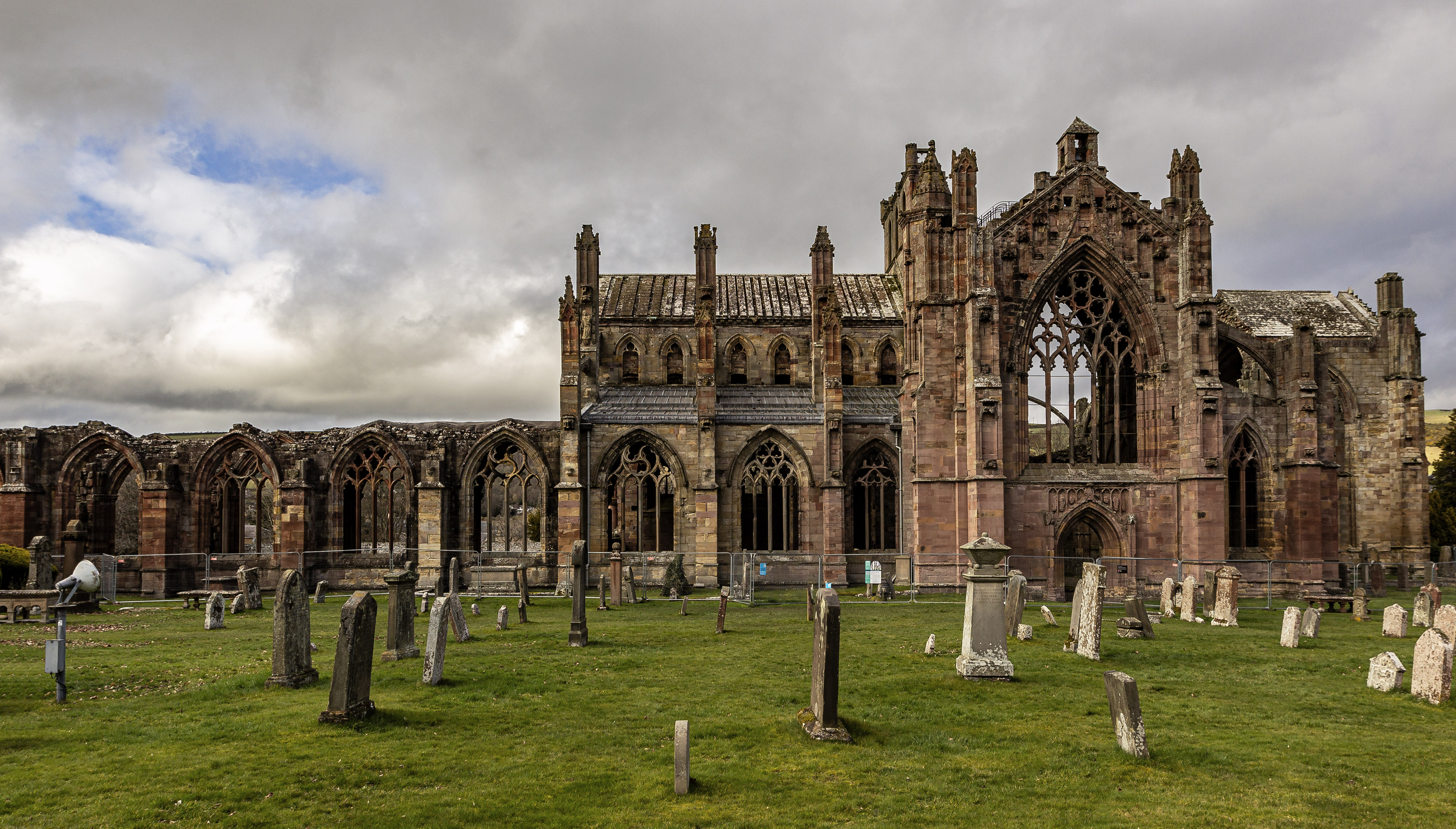 11b corina-tatar ramasitele-trecutului Melrose Abbey